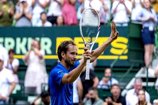 包含西班牙网球队绝地反击法国网球队，梅德韦杰夫统治全场的词条