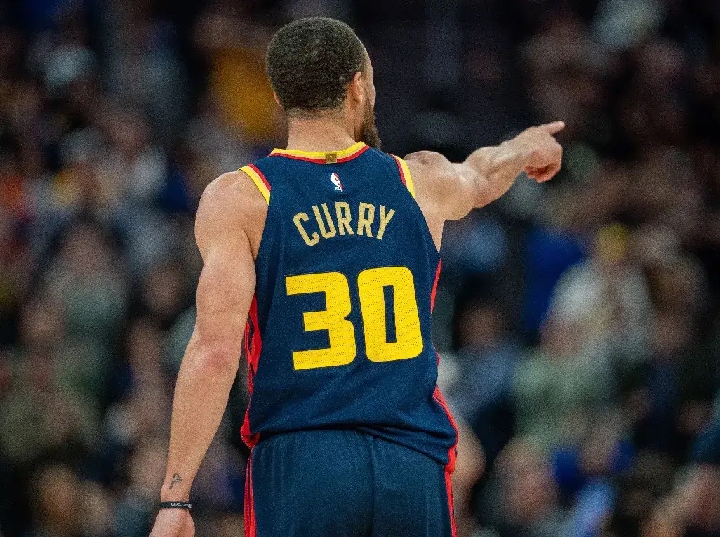 勇士险胜掘金，杰伦·布朗爆发神勇的简单介绍