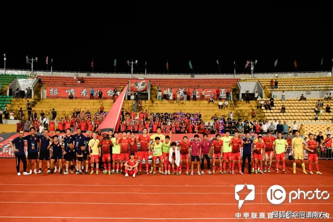 主队球迷加油鼓劲，助威声震动整个体育场！