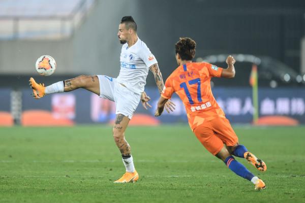 大连人对阵山东鲁能的精彩比赛