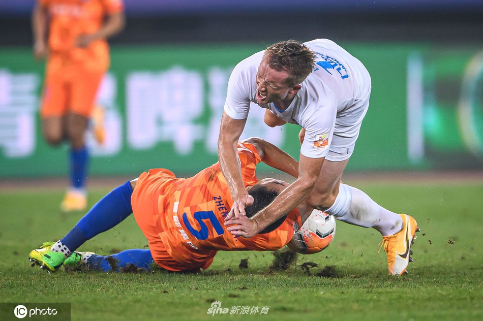 大连人对阵山东鲁能的精彩比赛