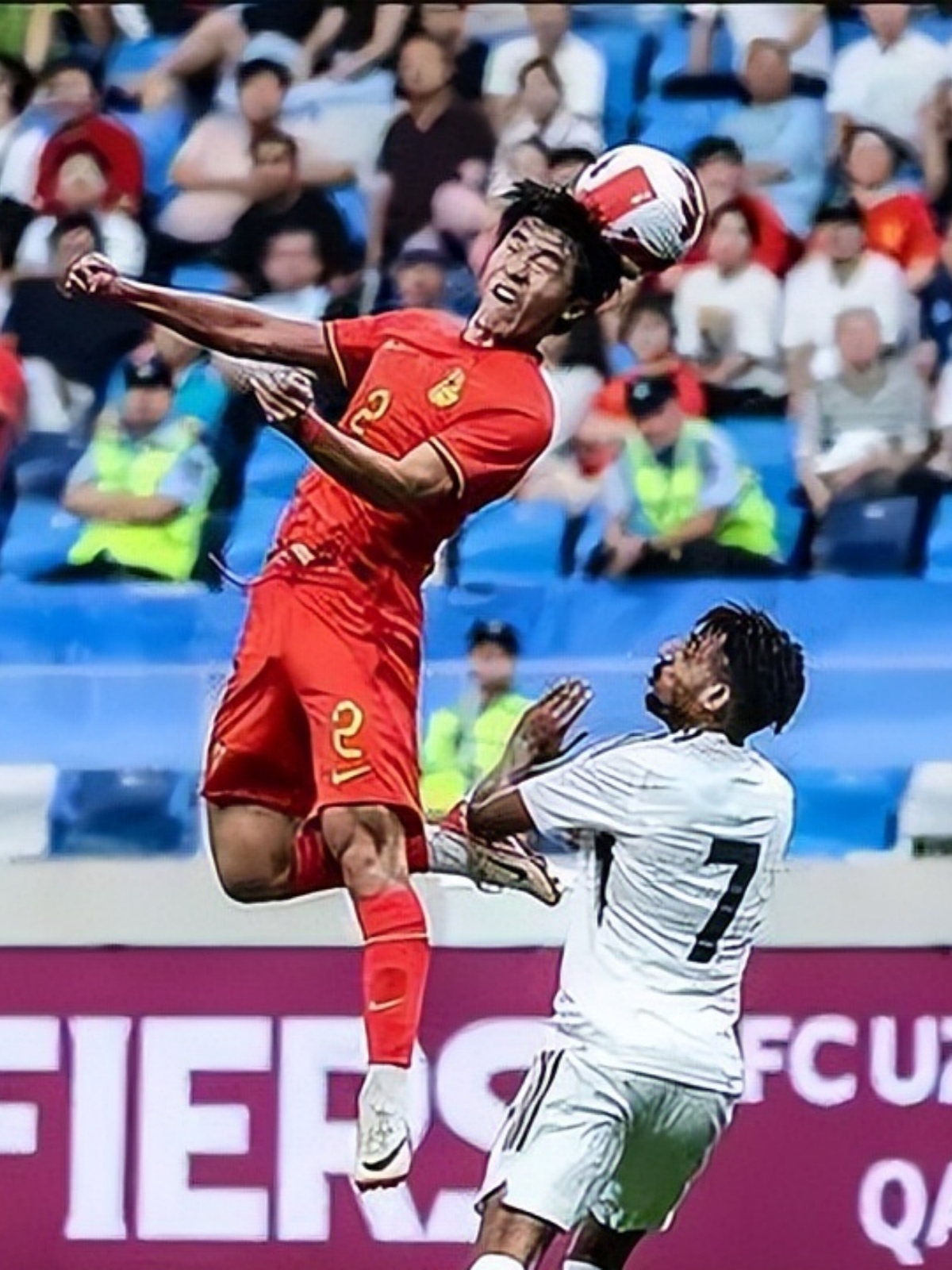 关于国家队在足球赛场上展现出色表现，赢得球迷掌声的信息