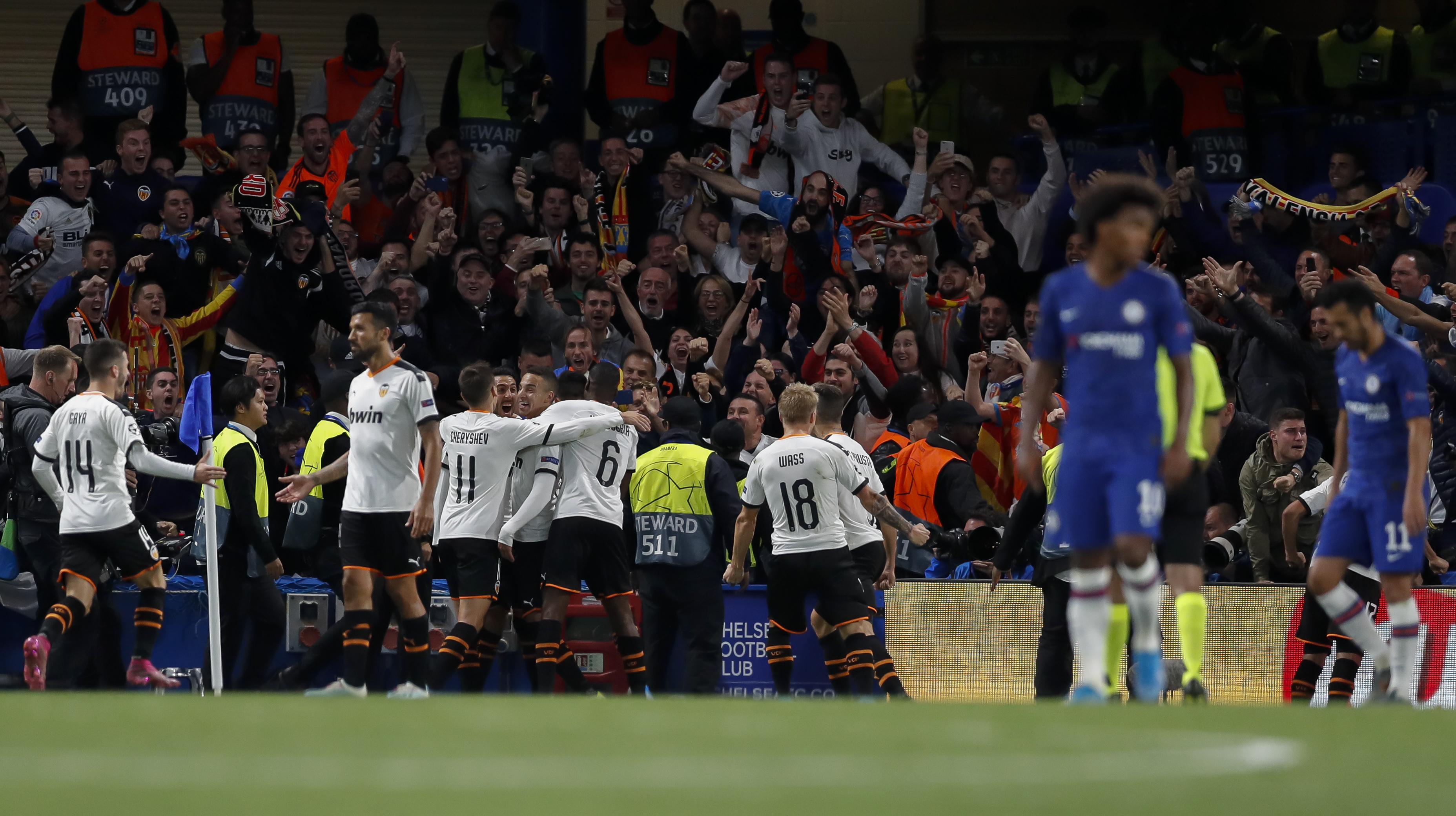 包含切尔西阵容整体表现出彩，巴伦西亚主场失利的词条