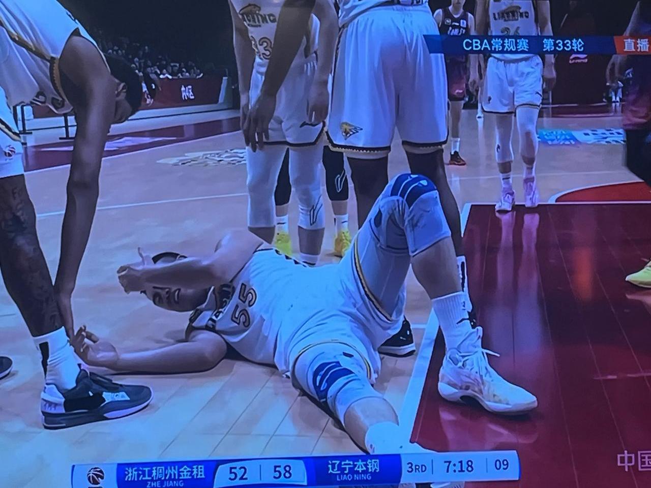 某球员受伤缺席多场比赛，球队士气受挫