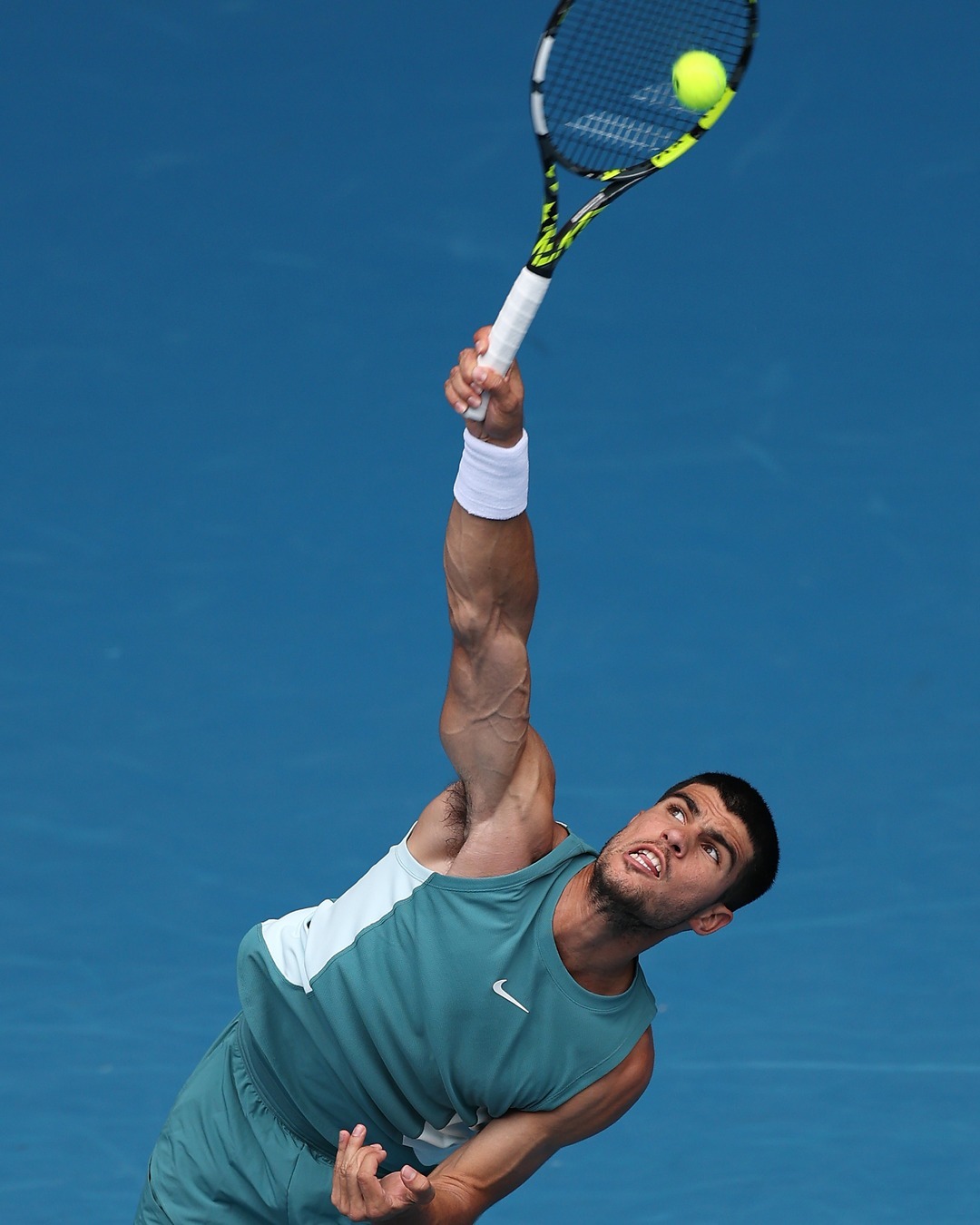 关于阿尔及利亚运动员不畏强手，勇往直前的信息