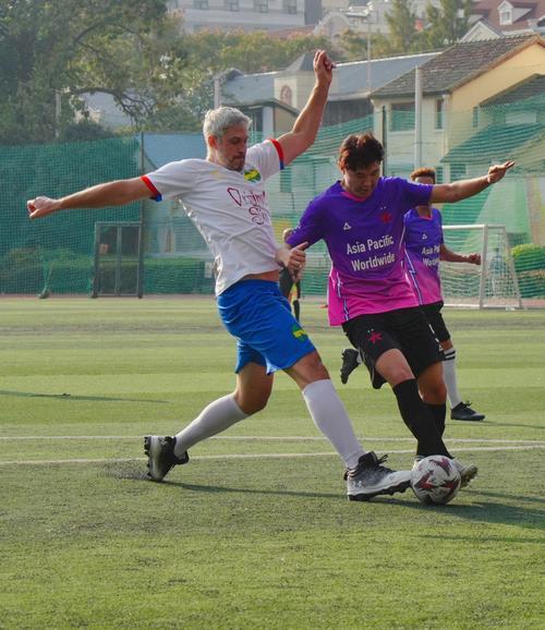 足球场上半场比赛颇具看点，球员实力备受关注的简单介绍