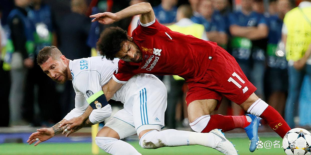 足球场上半场比赛颇具看点，球员实力备受关注的简单介绍