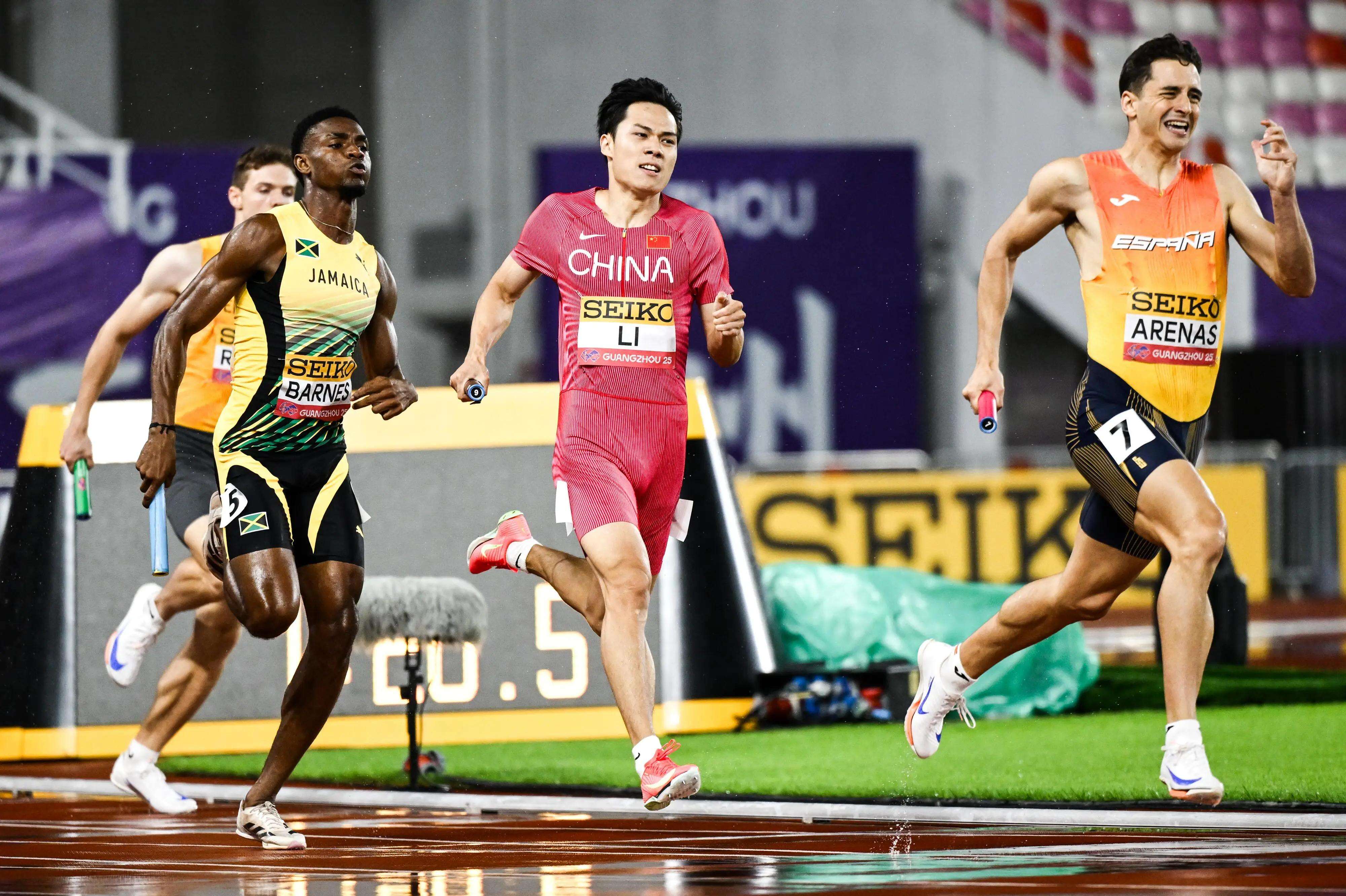 关于厄瓜多尔运动员刷新田径比赛记录的信息