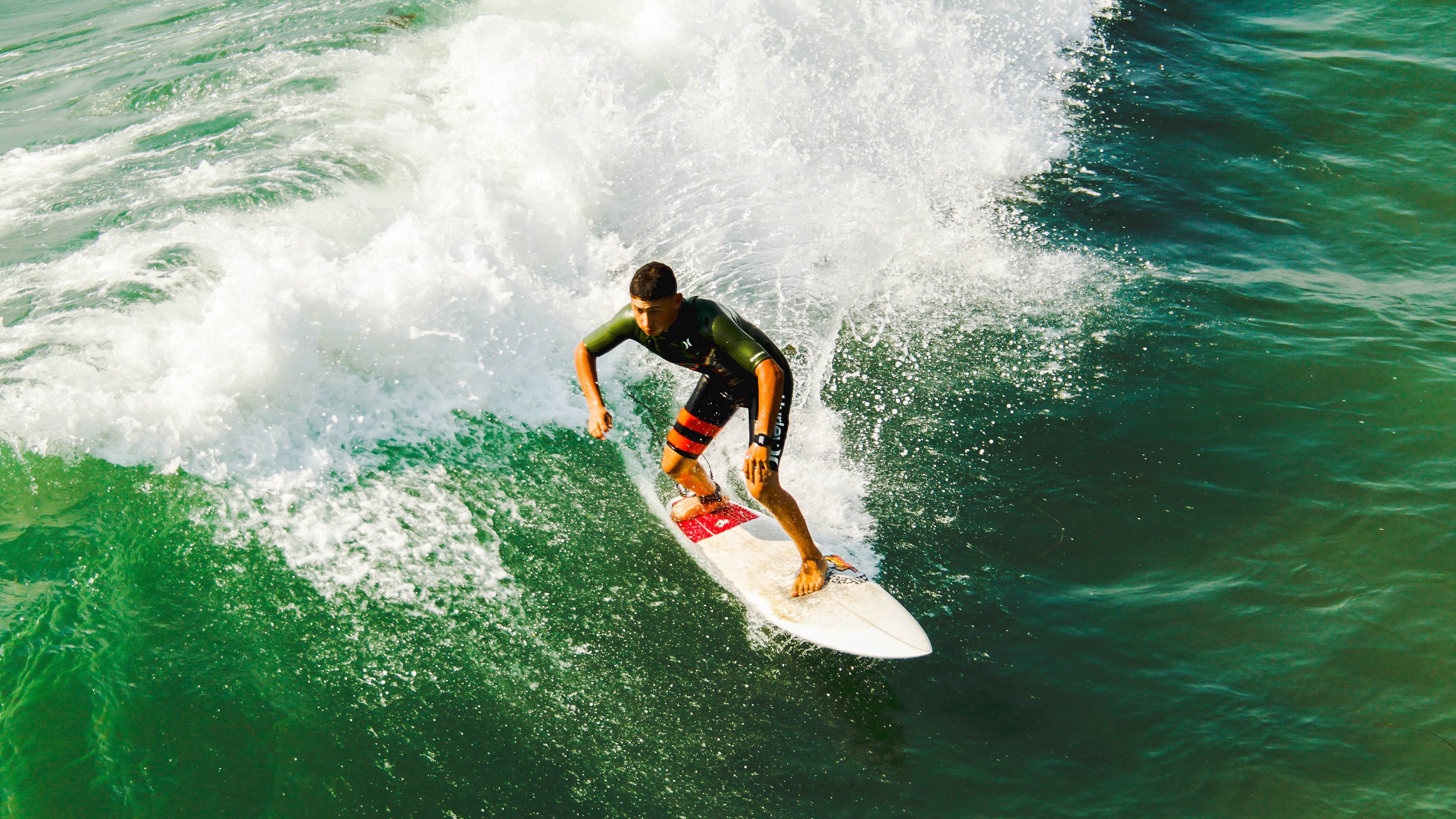 深圳队粉碎鹈鹕式防守,詹姆斯式领袖力主宰比赛走向